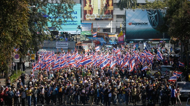 Неизвестные бросили взрывное устройство в колонну демонстрантов, которую возглавлял лидер протеста Сутеп Таугсубан. Фото: ntv.ru