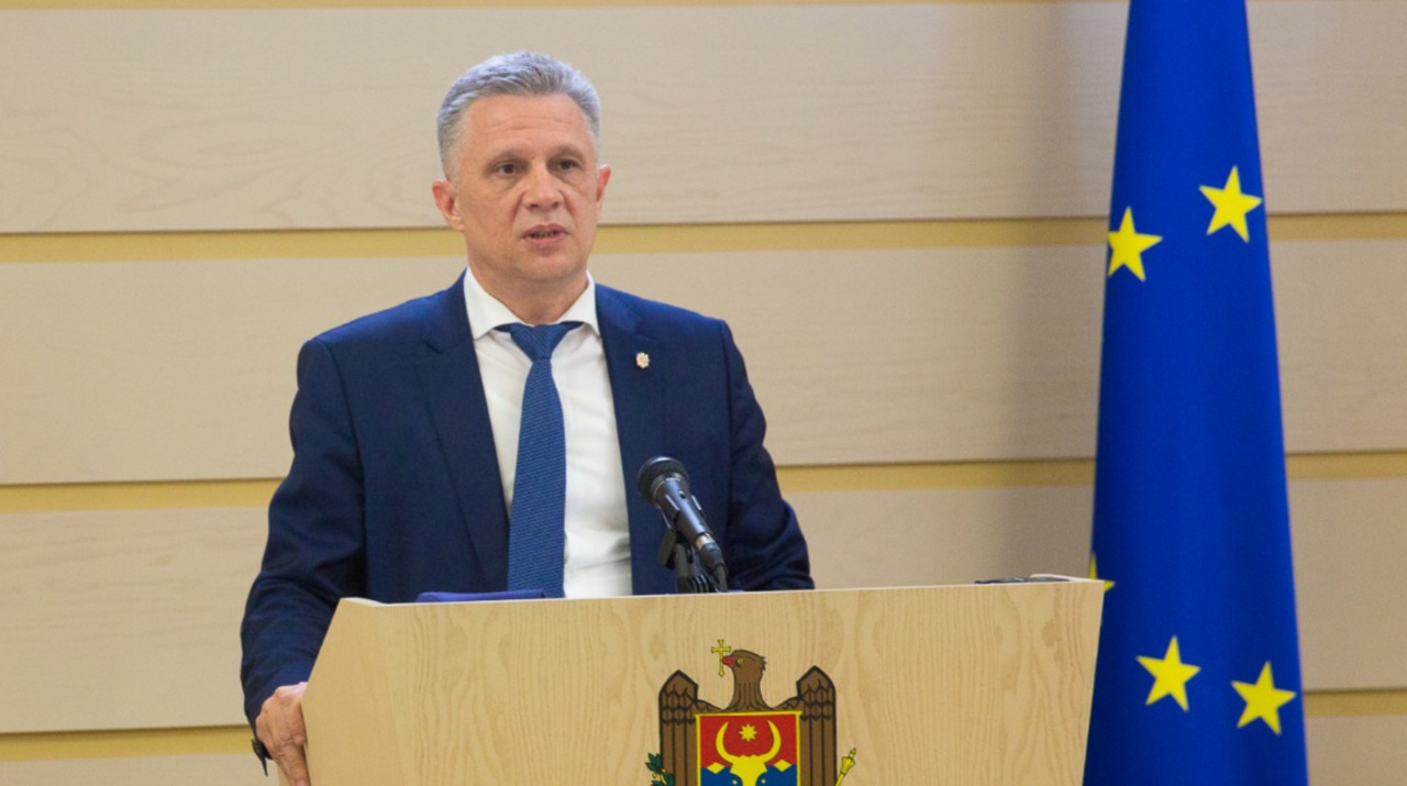 Фотеску призвал коллег-депутатов внимательно читать законопроекты.
