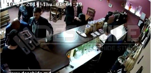 По словам очевидцев,  двое  полицейских были пьяны и начали приставать к официанткам.