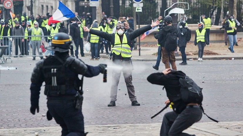 В Париже полиция применила газ против протестующих школьников.