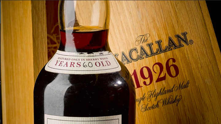 На аукционе в Лондоне на торгах продали бутылку виски Macallan 60-летней выдержки 1926 года.