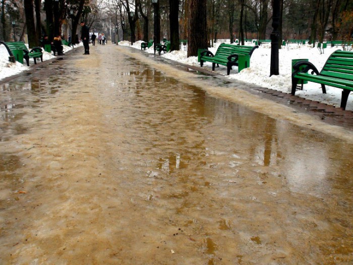 După topirea zăpezii, în capitală au apărut mai multe mormane. Acestea sunt peste tot și au devenit adevărate capcane pentru pietoni şi şoferi.