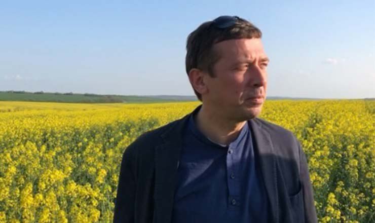 Андрей Мерзликин бежит по рапсовому полю, которое находится уже на территории Украины.