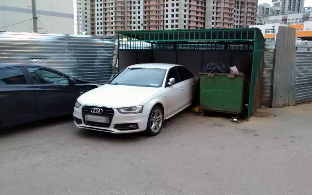 Автомобилистов просят не парковаться у мусорных баков.