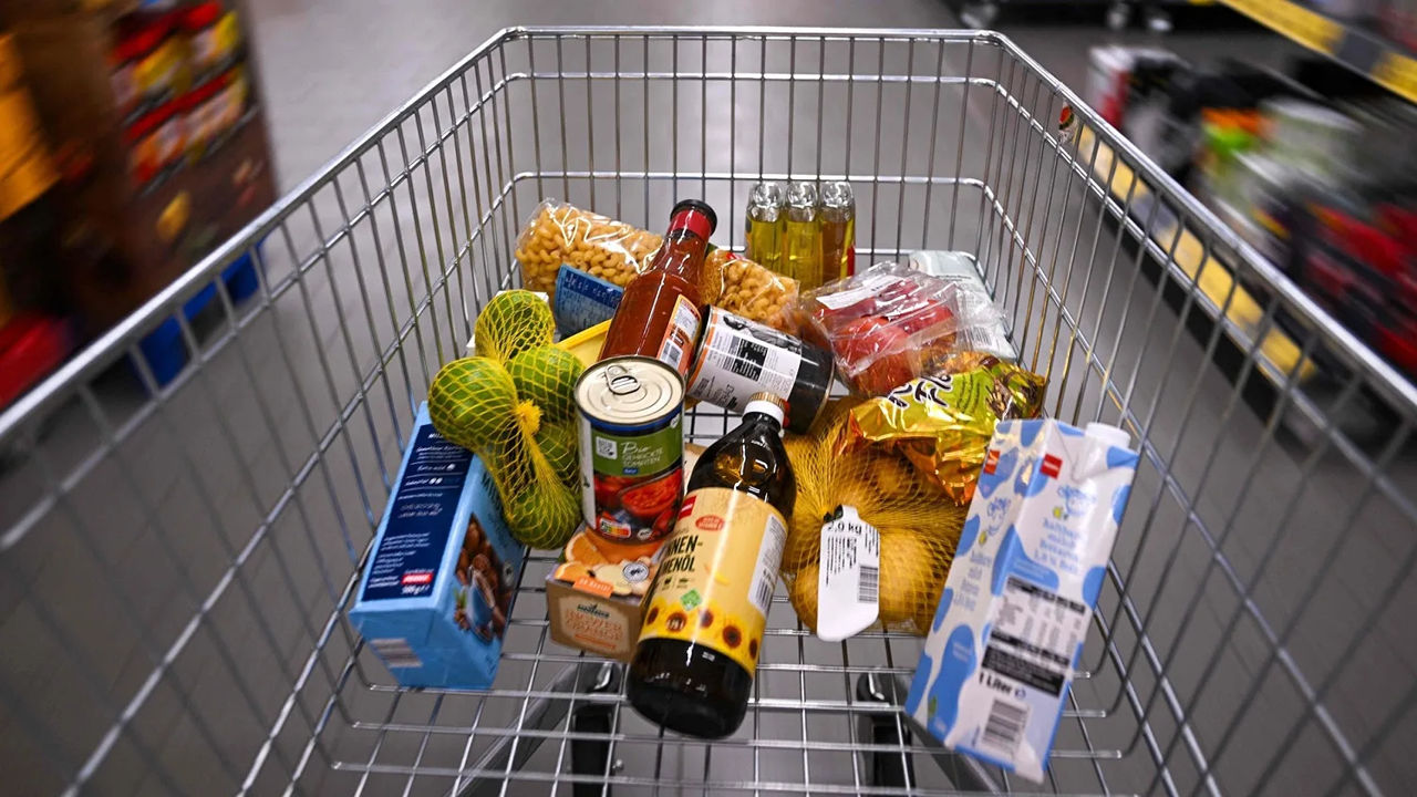 Marea Britanie va îndemna populația să-și facă provizii de alimente în caz de atac cibernetic din partea Rusiei.
