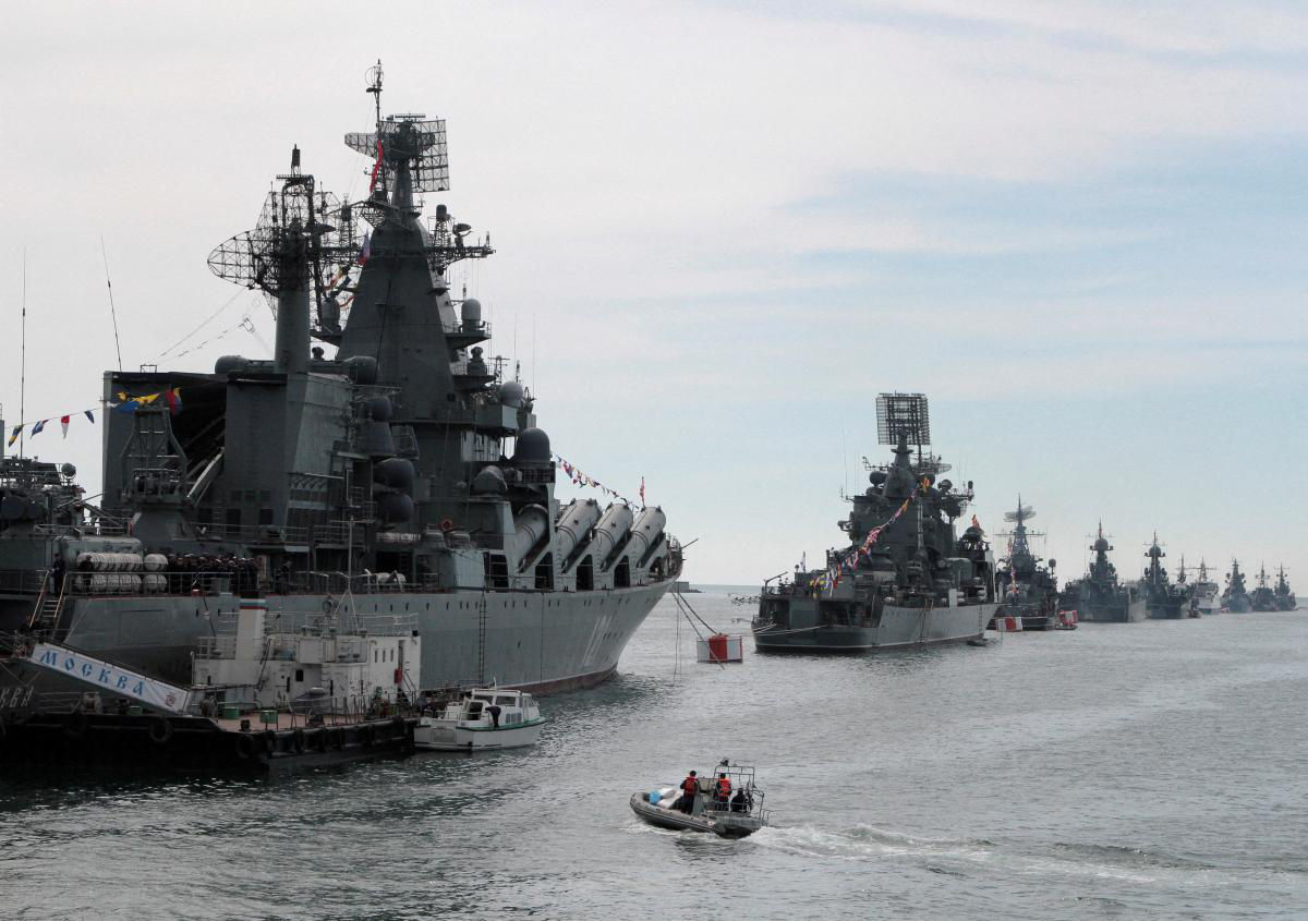 В Черноморской операционной зоне находятся около 20 кораблей и подлодок РФ.