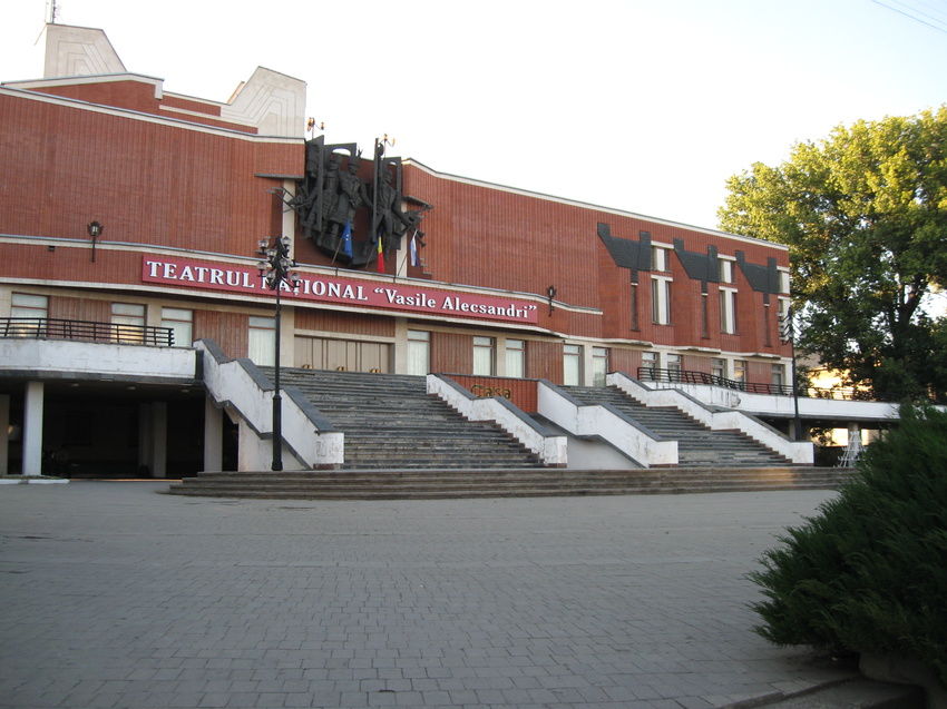 Актеры театра в Бельцах протестуют и просят директора уйти с должности.