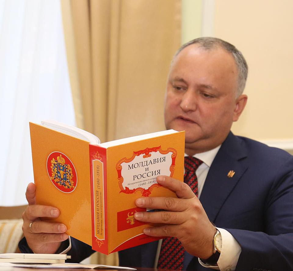 Preşedintele Republicii Moldova, Igor Dodon, s-a lăudat internauţilor că citeşte.
