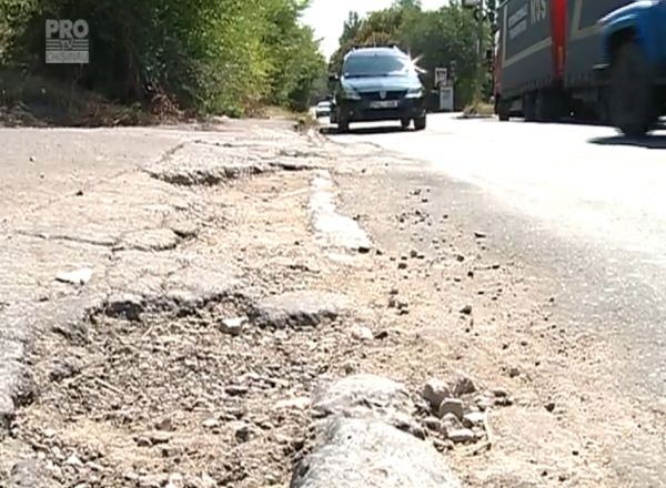 La sfarsitul verii municipalitatea se apuca de astupat gropile de pe strazi.