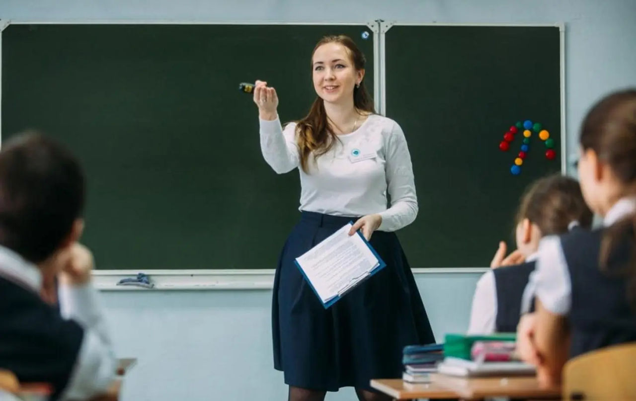 Salariile pedagogilor din Moldova au crescut de două ori în 6 ani, însă numărul profesorilor scade.