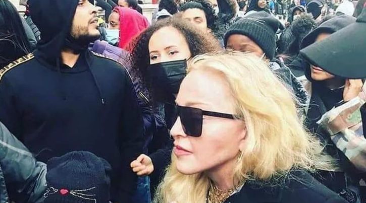 Мадонна пришла на митинг в защиту чернокожих на костылях.