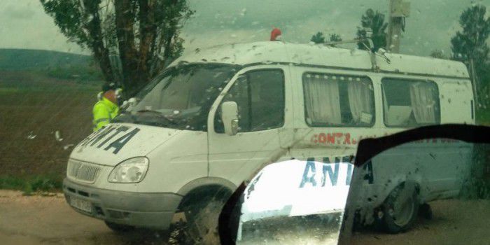 Câteva microbuze care veneau spre Chișinău, oprite de inspectorii ANTA. . Foto: zdg.md