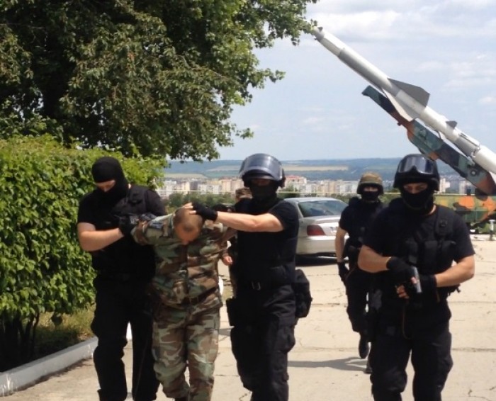 Trei dintre cele patru persoane reţinute marţi pentru contrabandă cu venin de viperă vor sta în arest la domiciliu.