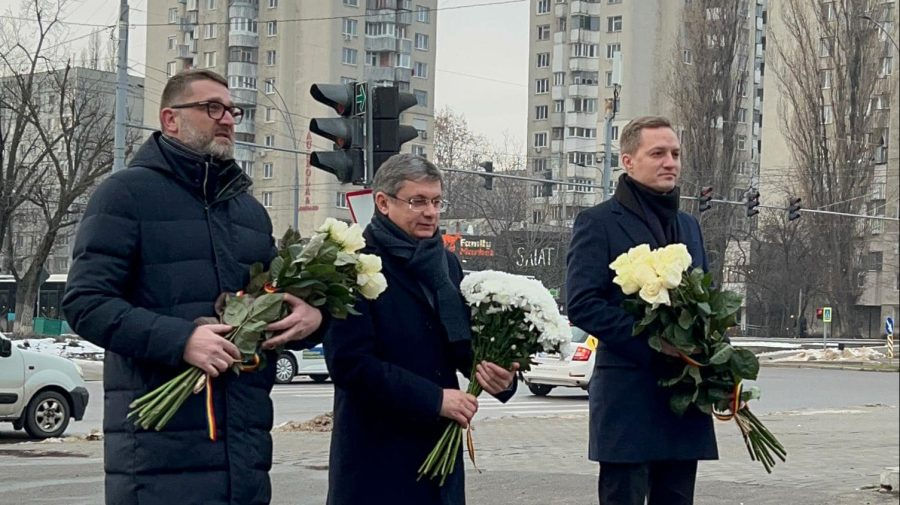 Чиновники РМ и Румынии возложили цветы к памятнику Александру Иоану Куза.