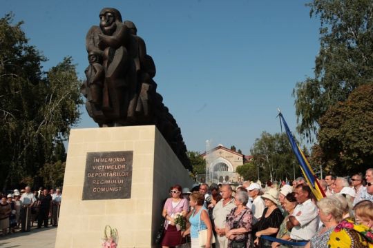 По  мнению Брынзан, в Молдове достаточно людей, "которые хотят сохранить память о тех, кто пострадал под коммунистическим режимом".