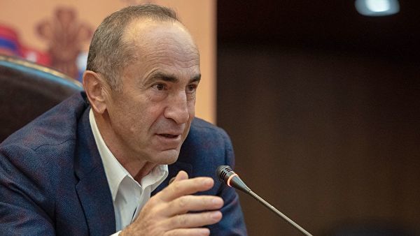 Экс-президенту Армении Кочаряну предъявили обвинение в получении взятки.