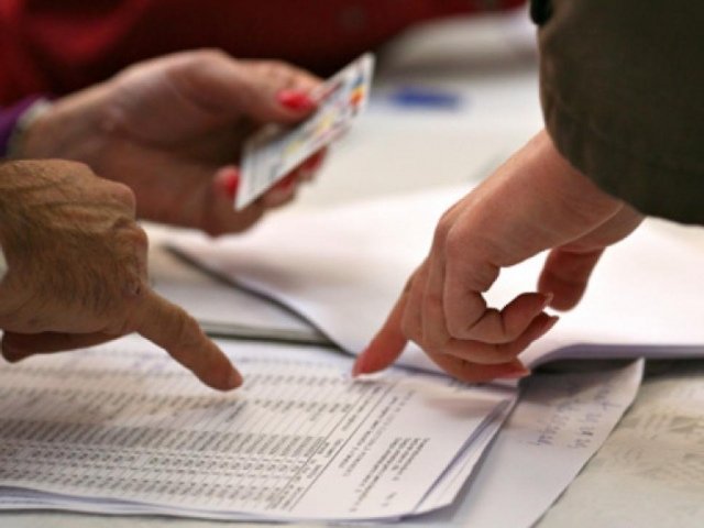 Inainte sa mergeti la vot, verificati daca sunteti in listele electorala. Oricine o poate face de astazi, accesand site-ul comisiei electorale centrale.