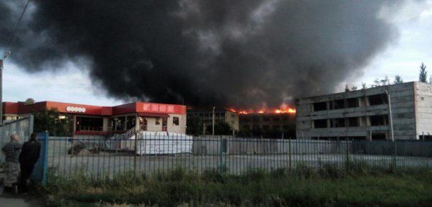 Un depozit de la fosta fabrică de blănuri din Bălți a luat foc azi dimineață. Foto: captură video