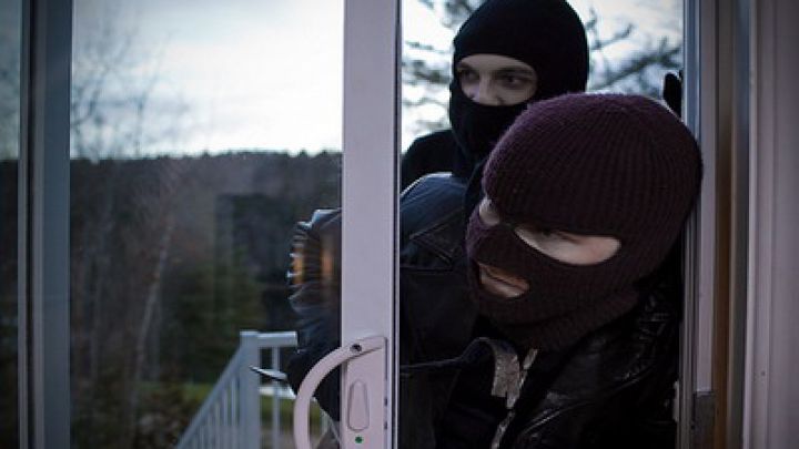 Trei bărbaţi din Făleşti, cu vârstele cuprinse între 28  şi 32 de ani, au fost reţinuţi de inspectorii de patrulare, fiind suspectaţi în comiterea unui furt.