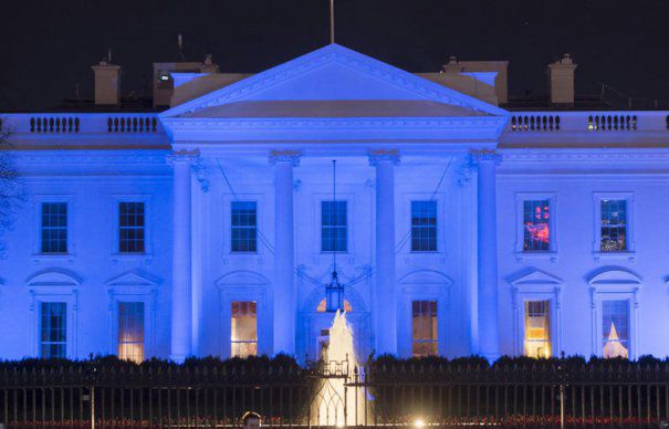 Donald Trump a dat ordin ca luni noaptea Casa Albă să fie luminată în albastru, în onoarea polițiștilor căzuți.  