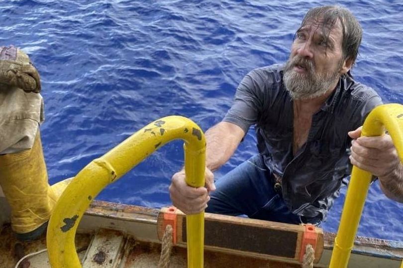 В США спасли яхтсмена, который 2 дня провел в море после кораблекрушения.