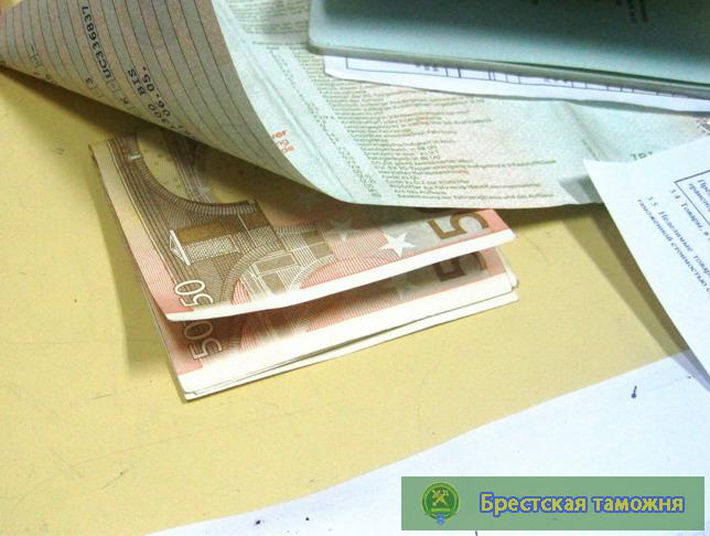 В момент задержания деньги в сумме 600 евро находились на рабочем столе чиновника.  Фото: иллюстрация, auto.onliner.by.
