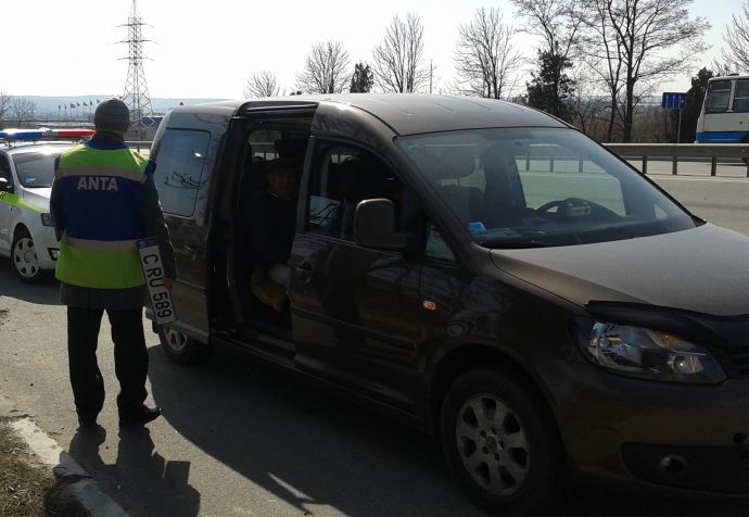 Alţi 16 transportatori iliciţi de călători au rămas fără plăcuțele cu numere de înmatriculare. Foto: tv7.md
