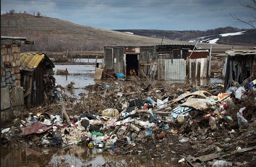 Село Порумбены буквально утонуло в мусоре.