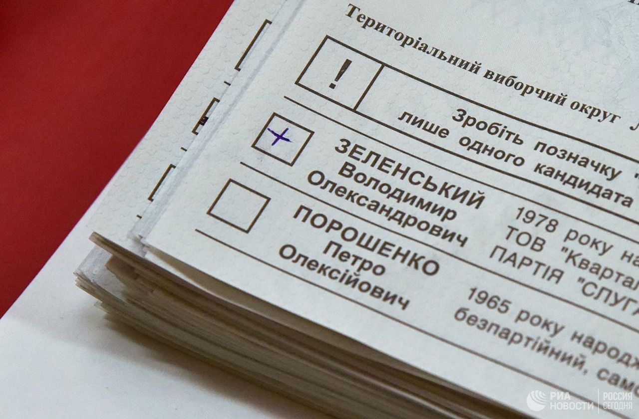 На Украине суд оштрафовал мужчину, съевшего бюллетень на выборах президента.