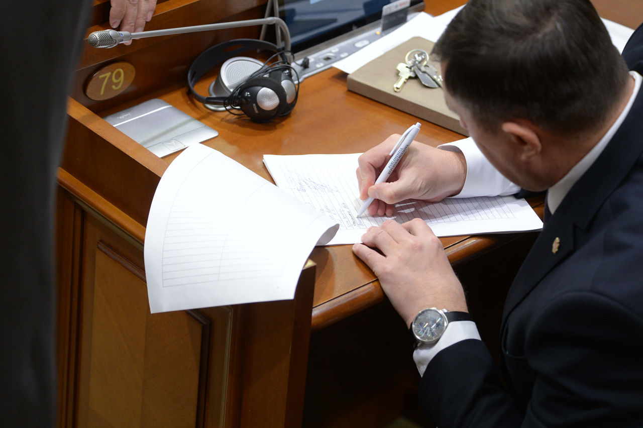 В парламенте собирают подписи для отзыва Гросу с поста спикера.