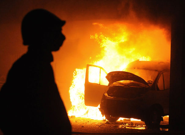 Un vehicul diplomatic albanez, incendiat de anarhişti în Grecia
