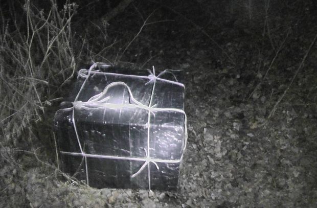 Aproximativ 40 de mii de ţigarete, care urmau să fie introduse ilegal în România, au fost confiscate de poliţiştii de frontieră. Foto: border.gov.md