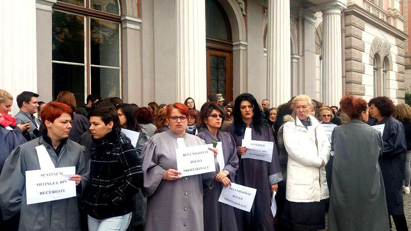 Румынские судебные клерки готовятся к протестам.