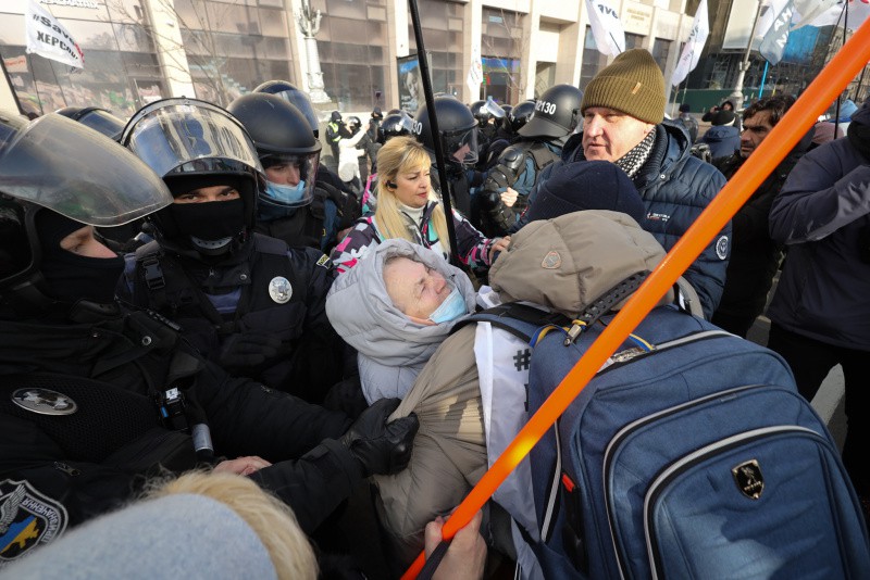 Столкновения в Киеве с протестующими: в силовиков швыряли яйца.