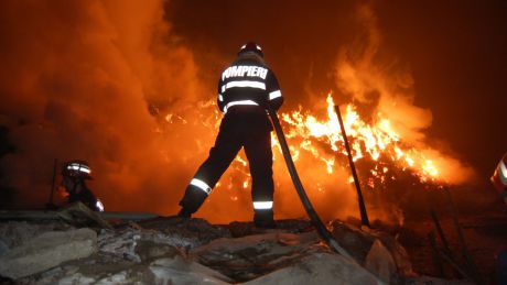 Un incendiu devastator a distrus în această dimineață o clădire cu trei nivele în care este un service auto.