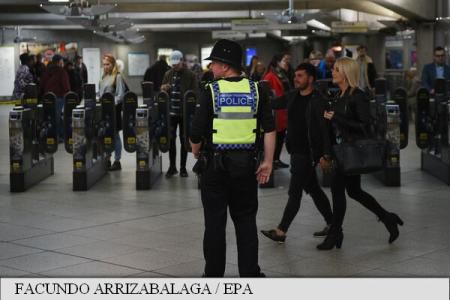 Polițiștii britanici afirmă că miercuri seara au efectuat o explozie controlată a unui pachet suspect din apropierea stației de metrou Angel. Foto: EPA