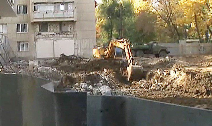 Жители Рышкановки жалуются на стройку рядом с их домом. 