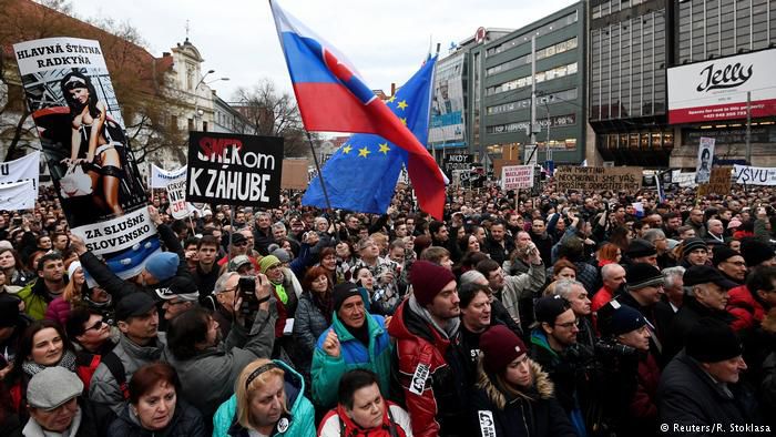 По всей Словакии прошли многотысячные акции протеста.