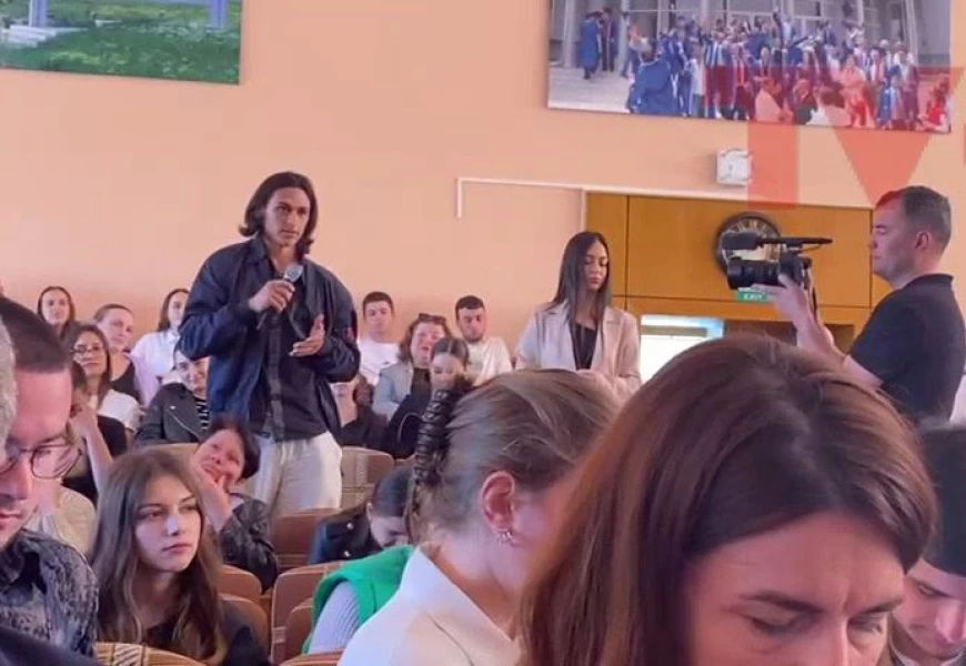 Студент на встрече с Санду: Нам сказали не задавать политических вопросов.