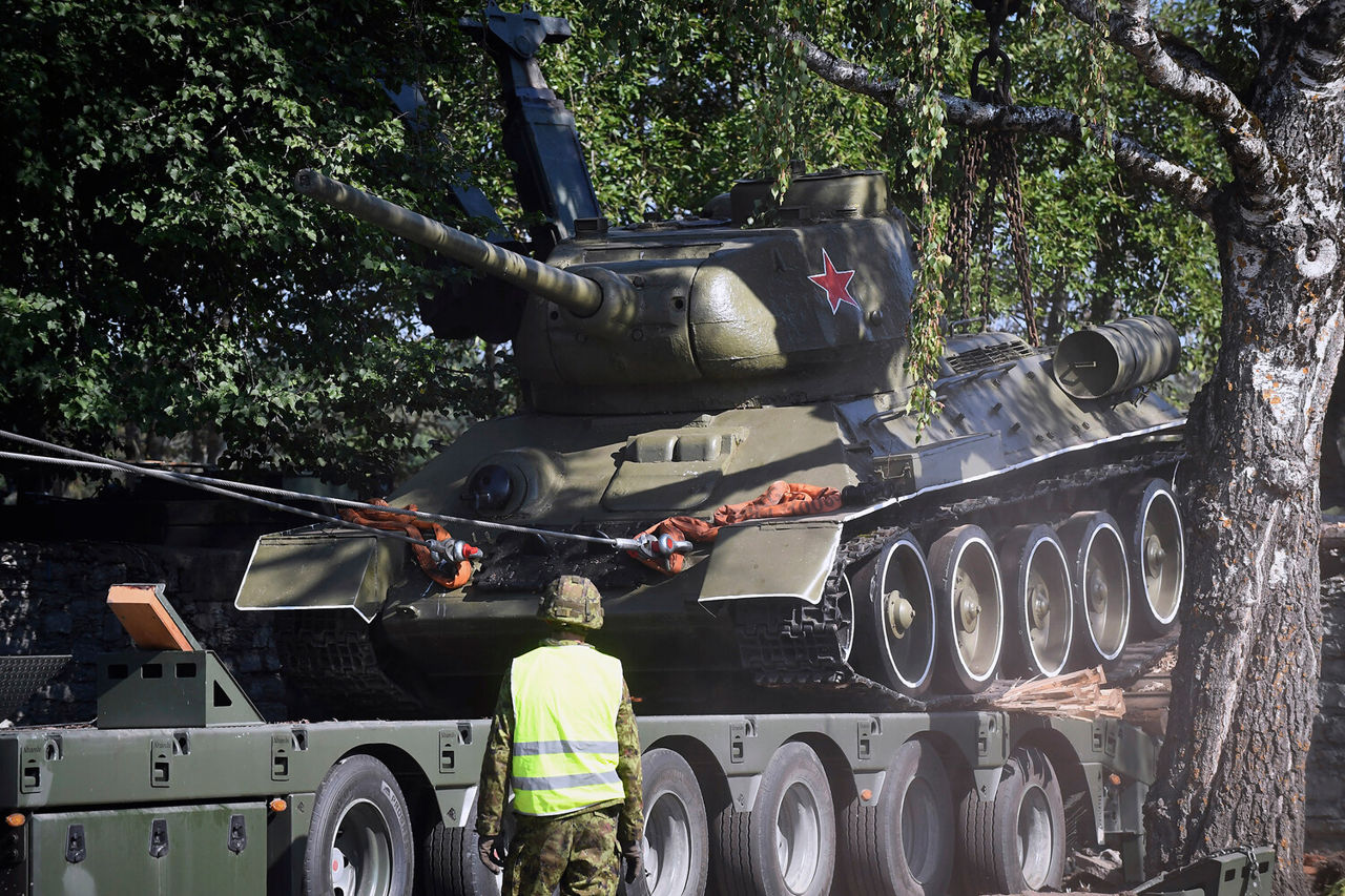 Россия восстановит у себя военные памятники, демонтированные в других странах.