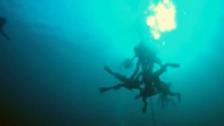 Anul Nou oriunde: Scafandrii au format un brad uman în lacul Baikal