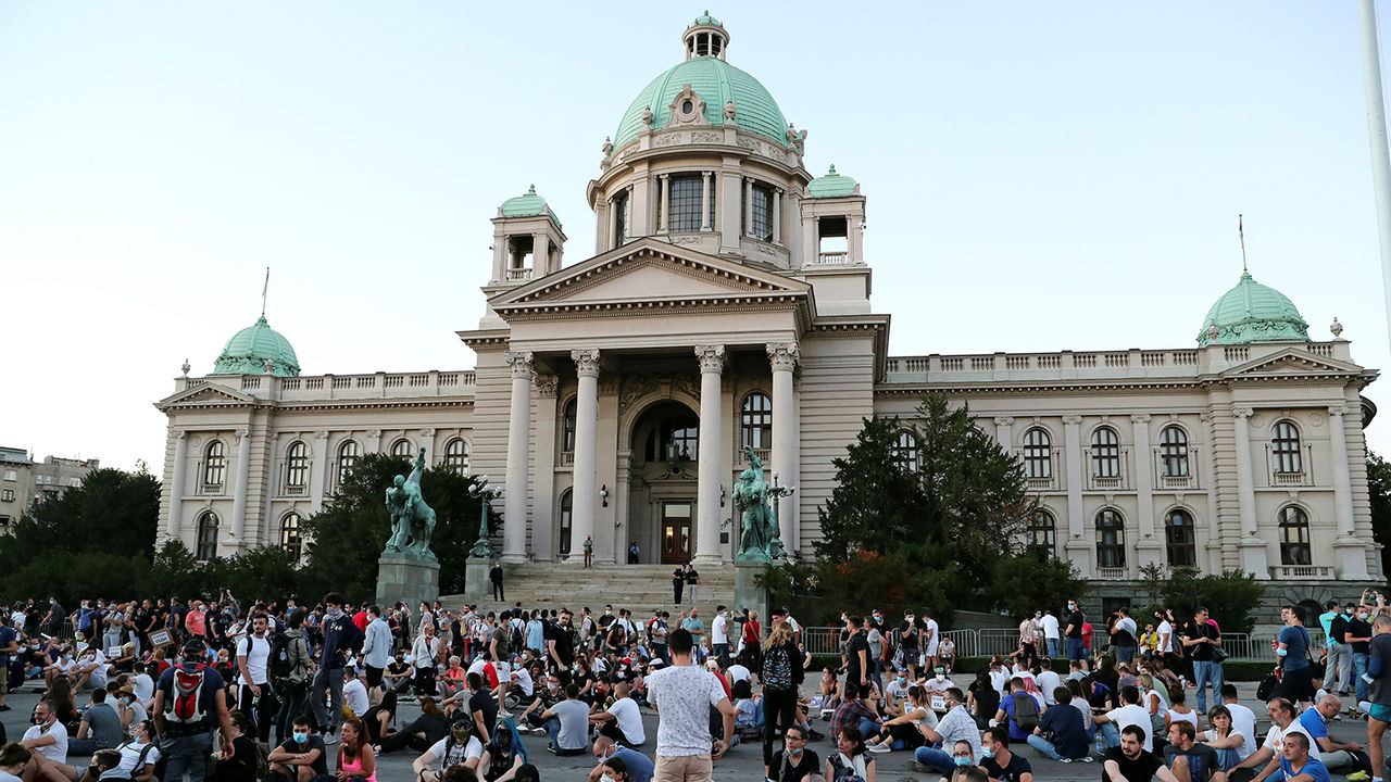 В Сербии протестующие забросали яйцами депутатов нового созыва. Фото: .gazeta.ru.