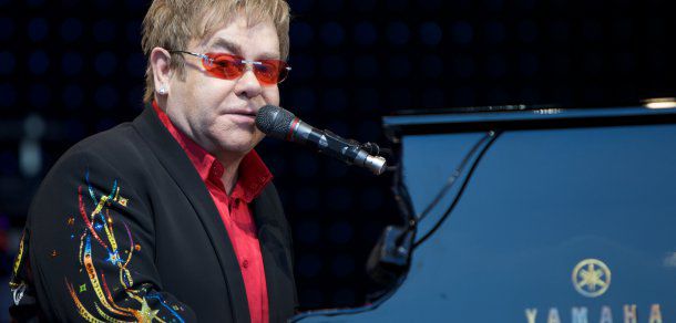 Elton John se vede cu Putin ca să discute despre drepturile gay-lor. Foto: radioiasi.ro