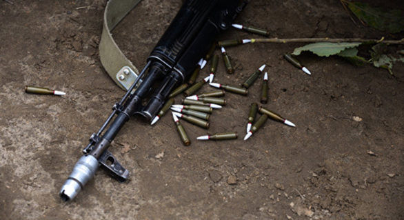 Un militar a împuşcat mortal trei persoane, după care a fugit.