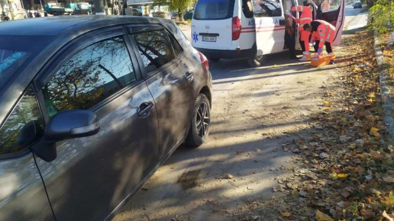 Пешеход, неправильно переходивший дорогу, избежал травм, когда его сбила машина.