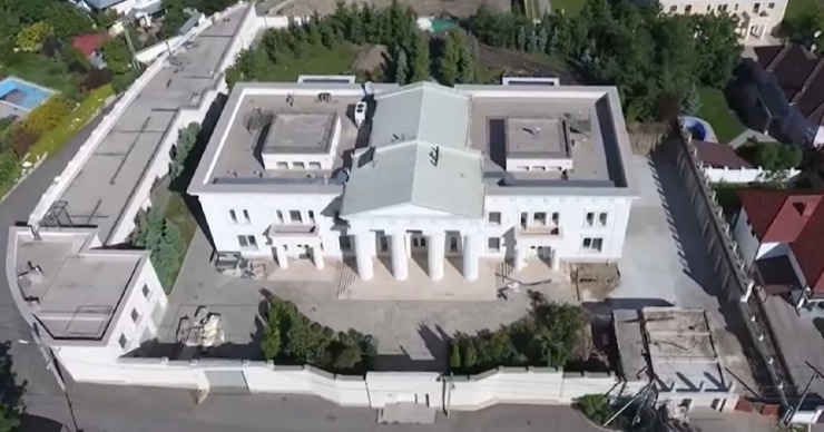 На "Белый дом", приписываемый Плахотнюку, наложен арест.