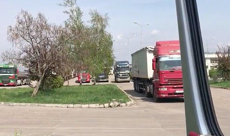Внушительная очередь из грузовиков образовалась на КПП Албица.