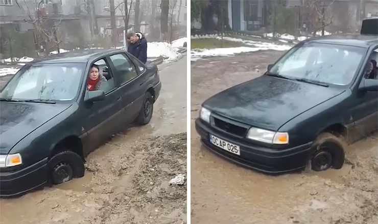 В столице автомобиль увяз в грязи посреди улицы.