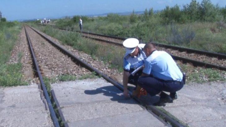 Un copil de 4 ani a fost spulberat de tren, după ce a fost lăsat singur în căruță.