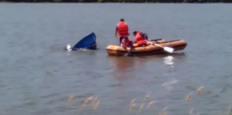 В какой-то момент она перевернулась и оба угодили в воду.